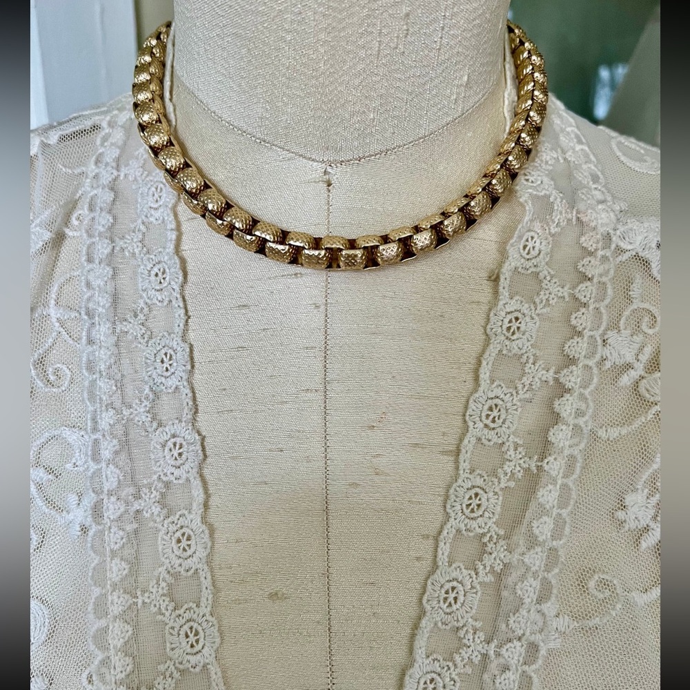 🚫SOLD🚫VTG Sarah Coventry Choker Necklace Beautiful Golden Color Textured - Picture 7 of 9